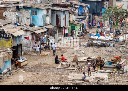 Mumbai Inde, Dharavi Shahu Nagar, bidonville pauvreté pauvreté caste hindoue inférieure, les résidents à faible revenu détritus détritus litière des maisons de ghetto urbaines Banque D'Images