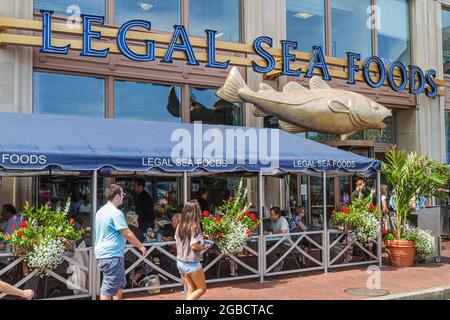 Massachusetts Boston Atlantic Avenue Legal Sea Foods restaurant fruits de mer, entrée en plein air à l'extérieur tables repas, Banque D'Images