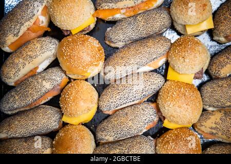 Des petits sandwiches frais et goûtés comme arrière-plan Banque D'Images