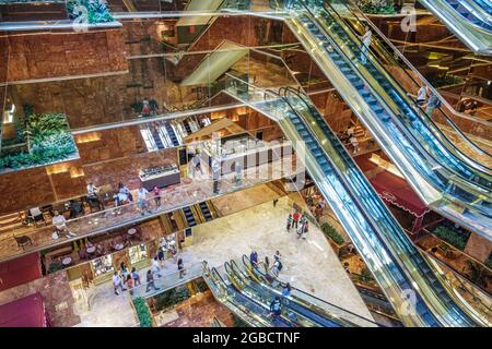 New York City, NY NYC Manhattan, Midtown Fifth Avenue Trump Tower, atrium escalier roulant aérien à plusieurs étages au-dessus de la vue, Banque D'Images