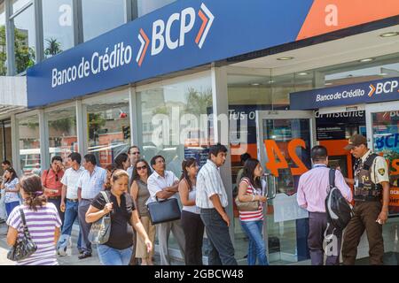 Pérou Lima Surquillo Avenida Ricardo Palma,Banco de Credito BCP branche de banque, entrée avant ligne de file d'attente signe logo, hispanique hommes femmes garde outsi Banque D'Images