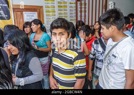 Pérou Tacna Calle Hipólito Unanue,CIMA Academia PreUniversitaria université des étudiants préparatoires, Hispanic garçons filles adolescents couloir cro Banque D'Images