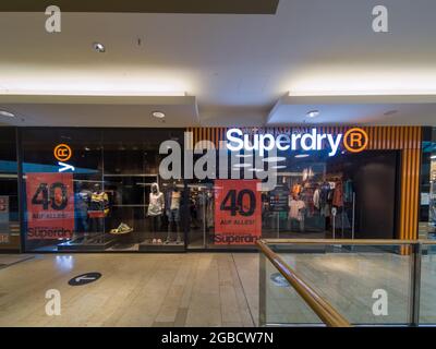 HANNOV, ALLEMAGNE - 01 juillet 2021 : la façade de la boutique Superdry à l'intérieur d'un centre commercial à Hanovre, Allemagne Banque D'Images