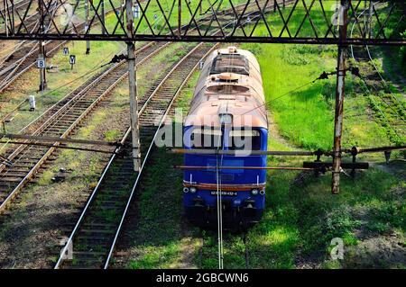 Infrastructure ferroviaire, signalisation et locomotive électrique sur les voies. Été. Banque D'Images