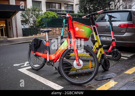 PARIS, FRANCE - 14 juillet 2021 : vue sur deux vélos électriques de location noirs sur la route à Paris dans la rue Banque D'Images