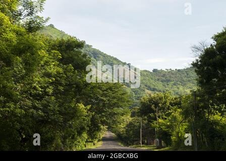 Autoroute dans les zones rurales du Guatemala, l'espace pour voyager Banque D'Images