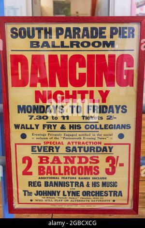 Angleterre, Hampshire, Portsmouth, Musée de Portsmouth, publicité d'affiche d'époque dansant tous les soirs sur la jetée de South Parade Banque D'Images