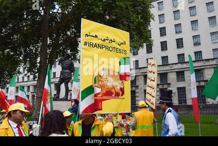 Londres, Royaume-Uni. 3 août 2021. Des membres de la communauté anglo-iranienne et des partisans du Conseil national de la résistance de l'Iran (NCRI) se sont rassemblés devant Downing Street pour condamner le régime du président Ebrahim Raisi et souligner le massacre de 30,000 prisonniers politiques en Iran en 1988. (Crédit : Vuk Valcic/Alamy Live News) Banque D'Images