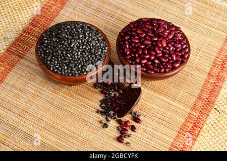 concept de légumineuses non cuites, haricots rouges et urad daal dans un bol sur des napperons. Banque D'Images