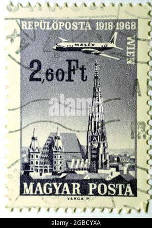 Un timbre-poste imprimé en Hongrie montre l'avion au-dessus de Vienne, en Autriche. Vers 1966, Airpost, avion au-dessus des villes desservies par Hungarian Airways série, valeur Banque D'Images