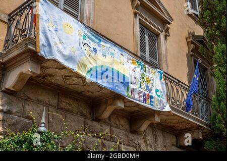 Colle di Val d'Elsa, Toscane, Italie. Août 2020. Dans le village historique sur un balcon le drapeau européen et un tissu avec le message, se référant à la TH Banque D'Images