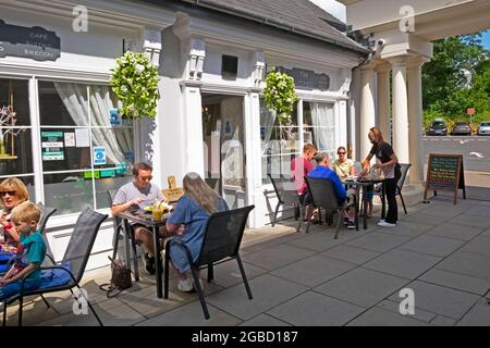 Les gens ont une distance sociale pendant que les covid assis à des tables à l'extérieur du restaurant Duchess dans le centre-ville de Brecon été 2021 Powys Wales UK KATHY DEWITT Banque D'Images