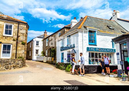 Boutiques dans le village de pêcheurs de Mousehole, Penwith Peninsula, Cornwall, Royaume-Uni Banque D'Images