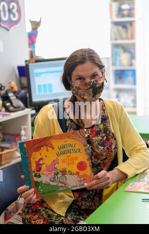 Brentwood, Royaume-Uni. 03ème août 2021. Brentwood Essex 3 août 2021 Abie Longstaff signe des copies de ses livres dans la librairie Chicken and Frog, Brentwood Essex elle est une auteure britannique d'origine australienne de fiction pour enfants connue pour la série de livres d'images de coiffeur de conte de fées, ainsi que des livres pour enfants plus âgés et des livres éducatifs pour les écoles crédit: Ian Davidson/Alay Live News Banque D'Images