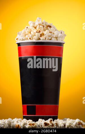 Seau à pop-corn sur fond jaune sur fond jaune Banque D'Images