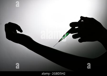 Drogues injectables en main, notion de toxicomanie Banque D'Images