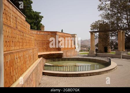 Étang et colonnes contre les murs historiques de l'ancienne fortification de la ville, Cartagena, Murcie, Espagne. Tour ronde et vue sur le paysage à l'arrière Banque D'Images