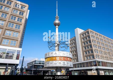 BERLIN, ALLEMAGNE - 27 juin 2021 : l'Alexanderplatz avec l'horloge mondiale est l'un des principaux centres de transport de Berlin réunifiée Banque D'Images