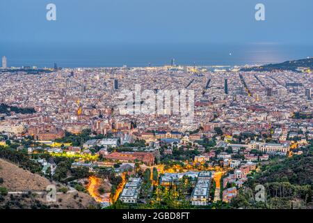 Barcelone vue de la chaîne de montagnes de Collserola au crépuscule Banque D'Images