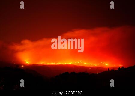 Grand feu de brousse dans la campagne de la province d'Enna près de la ville d'Aidone en Sicile le 2021 Banque D'Images