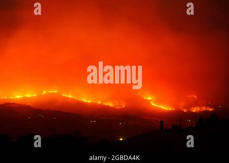 Grand feu de brousse dans la campagne de la province d'Enna près de la ville d'Aidone en Sicile le 2021 Banque D'Images