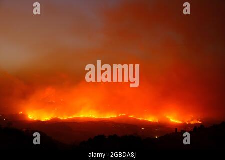 Grand feu de brousse dans la campagne de la province d'Enna près de la ville d'Aidone en Sicile le 2021 Banque D'Images