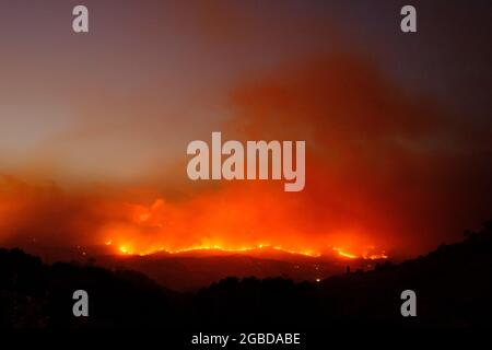 Grand feu de brousse dans la campagne de la province d'Enna près de la ville d'Aidone en Sicile le 2021 Banque D'Images