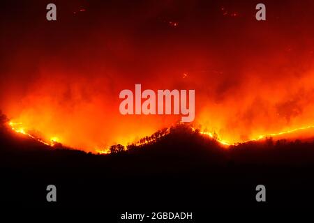 Grand feu de brousse dans la campagne de la province d'Enna près de la ville d'Aidone en Sicile le 2021 Banque D'Images