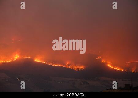 Grand feu de brousse dans la campagne de la province d'Enna près de la ville d'Aidone en Sicile le 2021 Banque D'Images