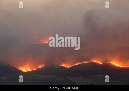 Grand feu de brousse dans la campagne de la province d'Enna près de la ville d'Aidone en Sicile le 2021 Banque D'Images