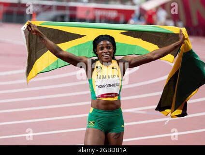 3 août 2021 ; Stade olympique, Tokyo, Japon : Tokyo 2020 Jeux Olympiques d'été jour 11 ; Elaine Thompson Herah de la Jamaïque fête avec le drapeau jamaïcain après avoir remporté la finale de 200 m et la médaille d'or Banque D'Images