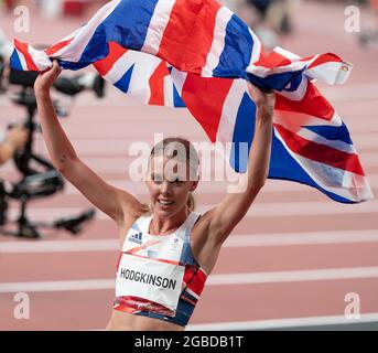 3 août 2021 ; Stade olympique, Tokyo, Japon : Tokyo 2020 Jeux Olympiques d'été jour 11 ; finale de 800 m pour les femmes Keely Hodgkinson de Grande-Bretagne célèbre avec le drapeau Union Jack après avoir terminé 2e et avoir remporté l'argent Banque D'Images