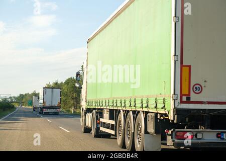 Camions routiers en mouvement sur l'autoroute, juillet 2021, Prague. République tchèque Banque D'Images