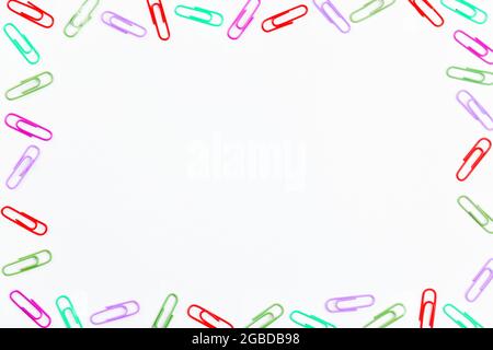 Trombones colorés. Cadre avec trombones avec espace de copie pour le texte. Banque D'Images