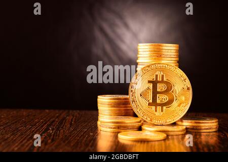 Concept de crypto-monnaie , Bitcoin. Crypto monnaie Bitcoin d'or, BTC, bit coin. Gros plan de pièces Bitcoin isolées sur un arrière-plan noir blockchain Banque D'Images