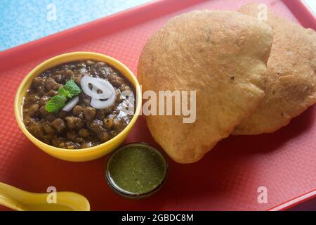 Close-up chole bhature servi à table Banque D'Images