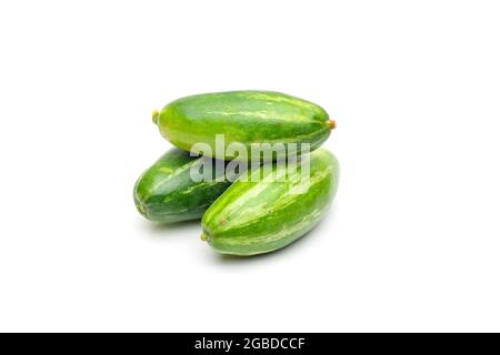 Potol indien cru ou légume gourde pointu sur fond blanc isolé Banque D'Images