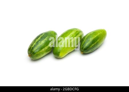 Trois légumes verts potol goudreux pointés sur fond blanc isolé Banque D'Images