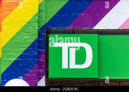 Signe ou logo commercial de la banque Toronto Dominion ou TD entouré de couleurs arc-en-ciel Pride vues dans le quartier du centre-ville de Toronto, Canada Banque D'Images