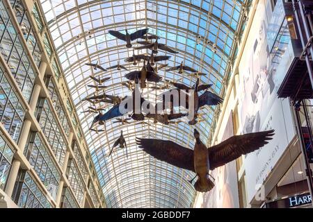 « In Flight » une sculpture de Michael Snow à l'intérieur du centre commercial Eaton Centre, dans la ville de Toronto, au Canada Banque D'Images