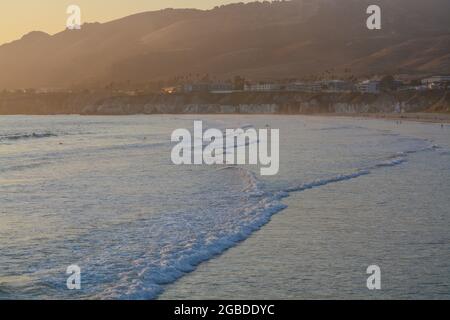 Coucher de soleil sur Pismo Beach sur l'océan Pacifique dans le comté de San Luis Obispo, Californie Banque D'Images