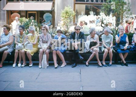 Rangée d'adultes seniors, Rockefeller Center, New York City, New York, États-Unis, Bernard Gotfryd, 3 juillet 1969 Banque D'Images