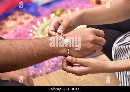 Raksha Bandhan Culture indienne soeur Tying Rakhi sur la main des Frères Banque D'Images