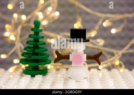 Tambov, Fédération de Russie - 17 janvier 2021 Lego Snowman et arbre de Noël sur fond lumineux de Noël Banque D'Images