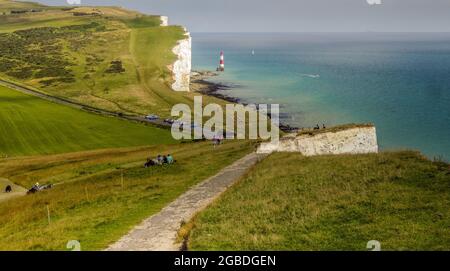 Eastbourne, East Sussex, Royaume-Uni. 3 août 2021. Une scène changeante et une falaise de craie blanche immaculée après une autre chute de roche à l'est du phare de Belle tout, une section de l'ancien chemin est maintenant reléguée à la plage en contrebas. Heureusement, la chute s'est produite dans les premières heures de vendredi matin, donc aucune personne n'était présente près du bord. D'autres chutes sont imminentes car la roche sédimentaire a été adoucie par de fortes pluies et d'autres fissures sont évidentes. Crédit : David Burr/Alay Live News Banque D'Images