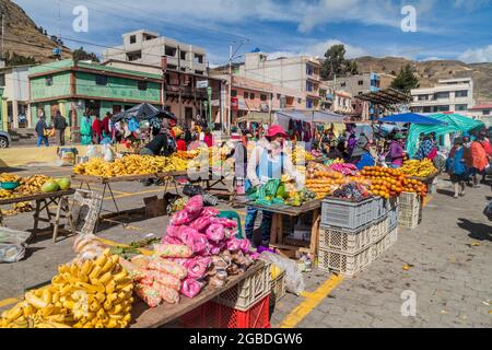 ZUMBAHUA, ÉQUATEUR - 4 JUILLET 2015 : vue d'un marché traditionnel du samedi dans un village isolé de Zumbahua Banque D'Images