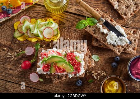 Vue de dessus prise de vue d'un arrangement de divers délicieux toasts de pain croustillant avec des légumes Banque D'Images