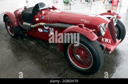 Aston Martin modèle de vitesse 2 litres, dans le National Paddock, pendant le Silverstone Classic 2021 Banque D'Images