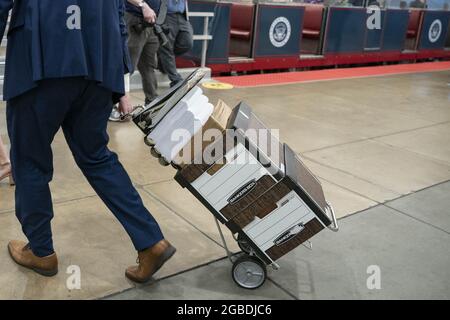 Washington, États-Unis. 03ème août 2021. Le personnel du Sénat tire un chariot de documents par le métro du Sénat au Capitole des États-Unis à Washington DC, le mardi 3 août 2021. Les sénateurs votent sur les amendements à la Loi sur l'investissement dans les infrastructures et l'emploi. Photo de Sarah Silbiger/UPI crédit: UPI/Alay Live News Banque D'Images