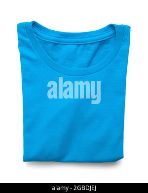 Petit t-shirt plié bleu découpé sur blanc. Banque D'Images